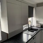 Double Room With Private Bathroom In Basingstoke