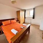 Basingstoke Townhouse Near Hospital