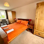 Basingstoke Townhouse Near Hospital