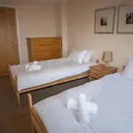 Cosy 2 Bed Flat Near Train Station Basingstoke With Free Parking!