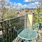 2 Bed Serviced Apartment With Balcony, Free Parking, Wifi & Netflix In Basingstoke