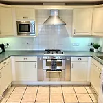 2 Bed Serviced Apartment With Balcony, Free Parking, Wifi & Netflix In Basingstoke