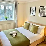 2 Bed Serviced Apartment With Balcony, Free Parking, Wifi & Netflix In Basingstoke