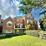 2 Bed Serviced Apartment With Balcony, Free Parking, Wifi & Netflix In Basingstoke