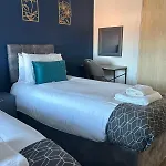 Wow 4 Beds 2 Bath With Lift Refurbished Apartment