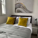 Cosy 2-Bed Apartment In The Heart Of Basingstoke