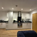 Sapphire Luxe- Basingstoke Sleeps 4 With Free Parking