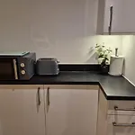 Sapphire Luxe- Basingstoke Sleeps 4 With Free Parking