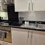 Sapphire Luxe- Basingstoke Sleeps 4 With Free Parking