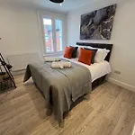 Central 2 Bed Apartment - Shops, Dining & Trains Nearby