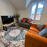 Central 2 Bed Apartment - Shops, Dining & Trains Nearby