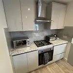 Central 2 Bed Apartment - Shops, Dining & Trains Nearby