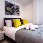 Central 2Br Apt Basingstoke Near Shops & Transport