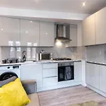 Central 2Br Apt Basingstoke Near Shops & Transport