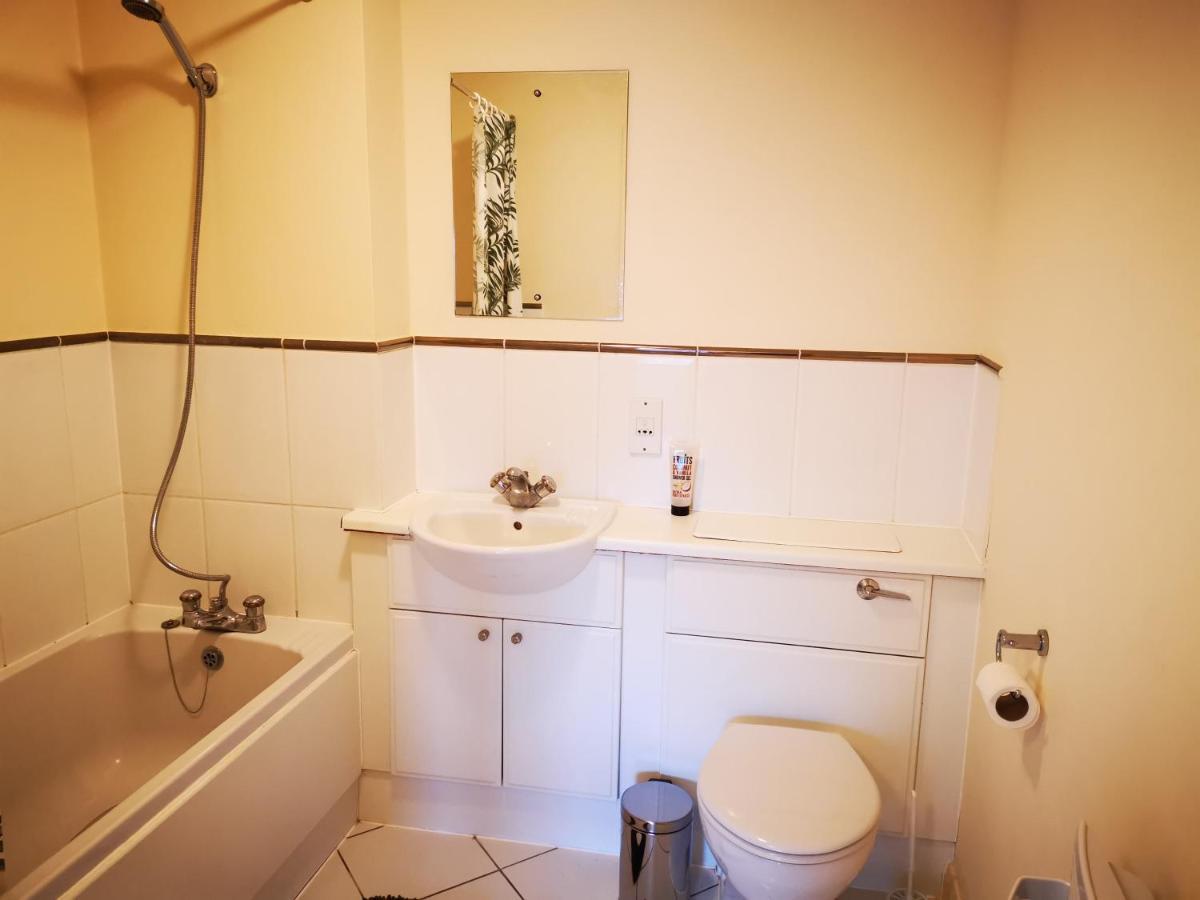 Town Centre Penthouse Apartment *