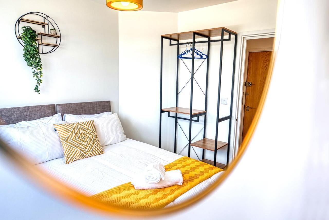 Stylish 2 Bed Flat In By 20property Short Lets & Serviced