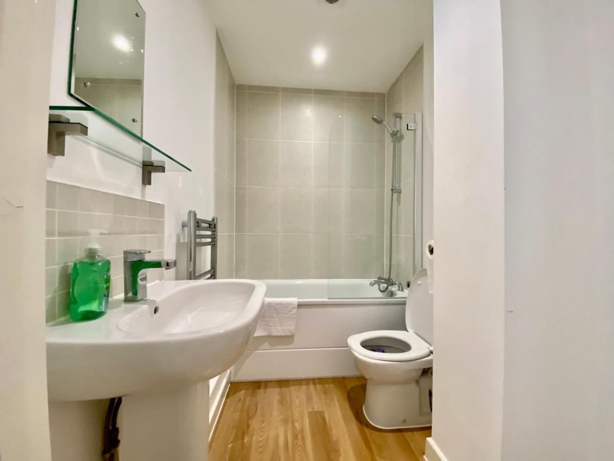 Stylish 2 Bed Flat In By 20property Short Lets & Serviced Basingstoke