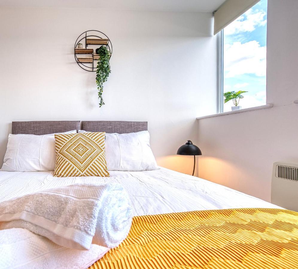 Stylish 2 Bed Flat In By 20property Short Lets & Serviced