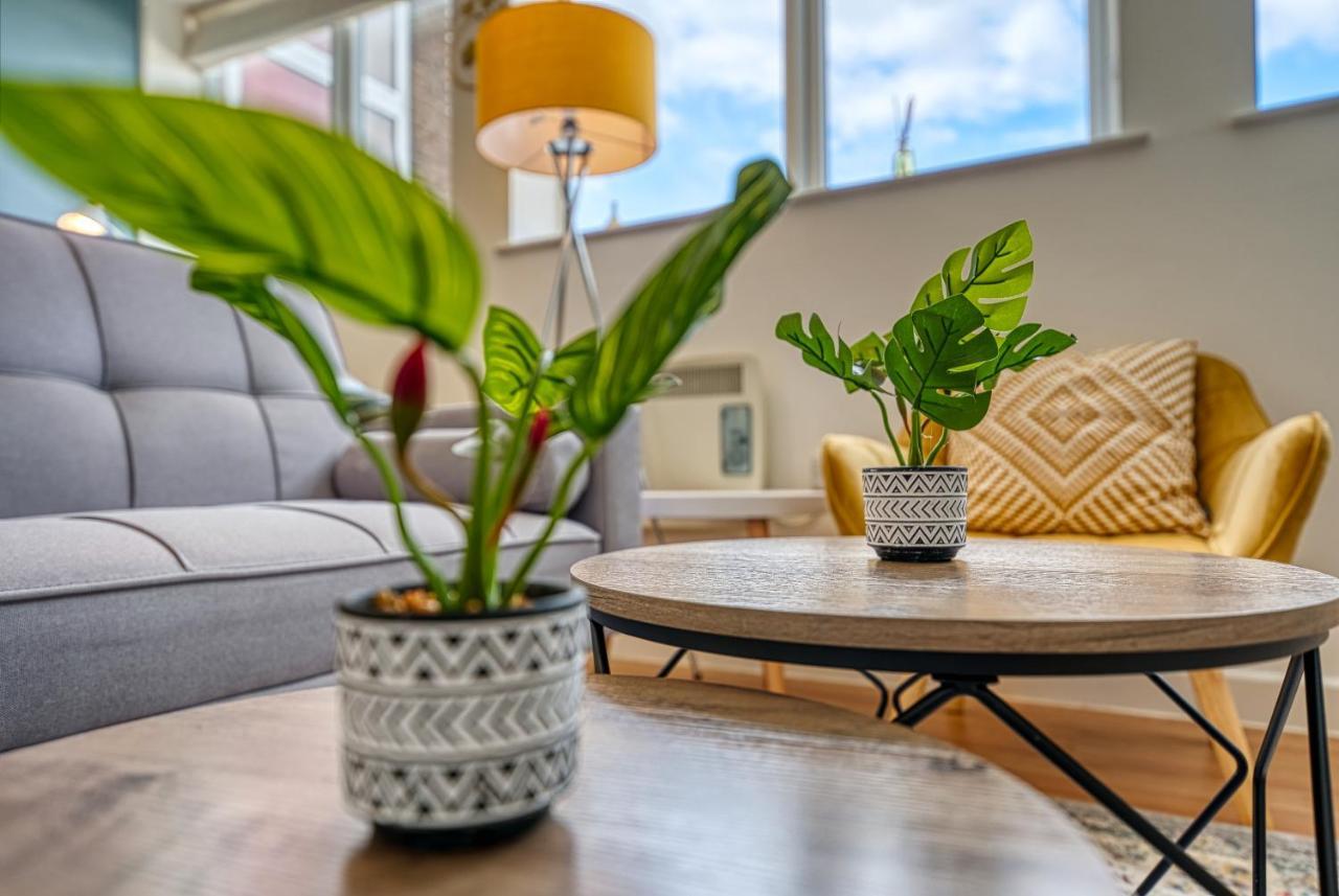 Stylish 2 Bed Flat In By 20property Short Lets & Serviced *