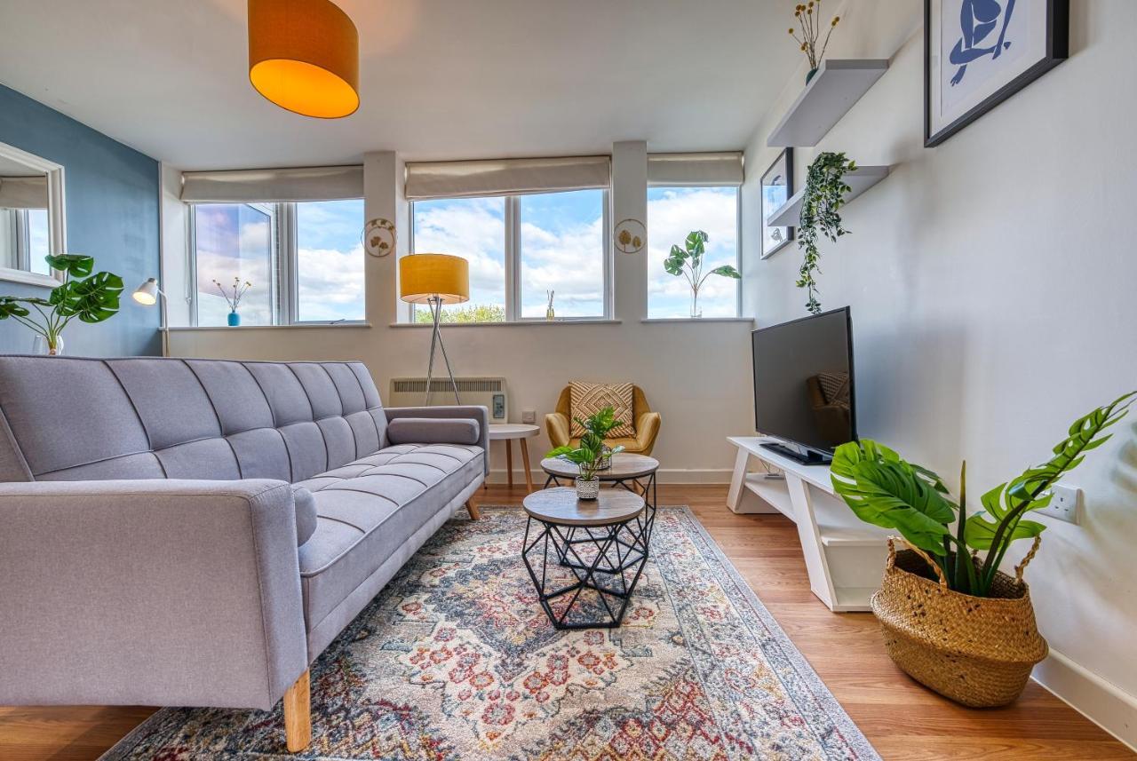 Stylish 2 Bed Flat In By 20property Short Lets & Serviced *