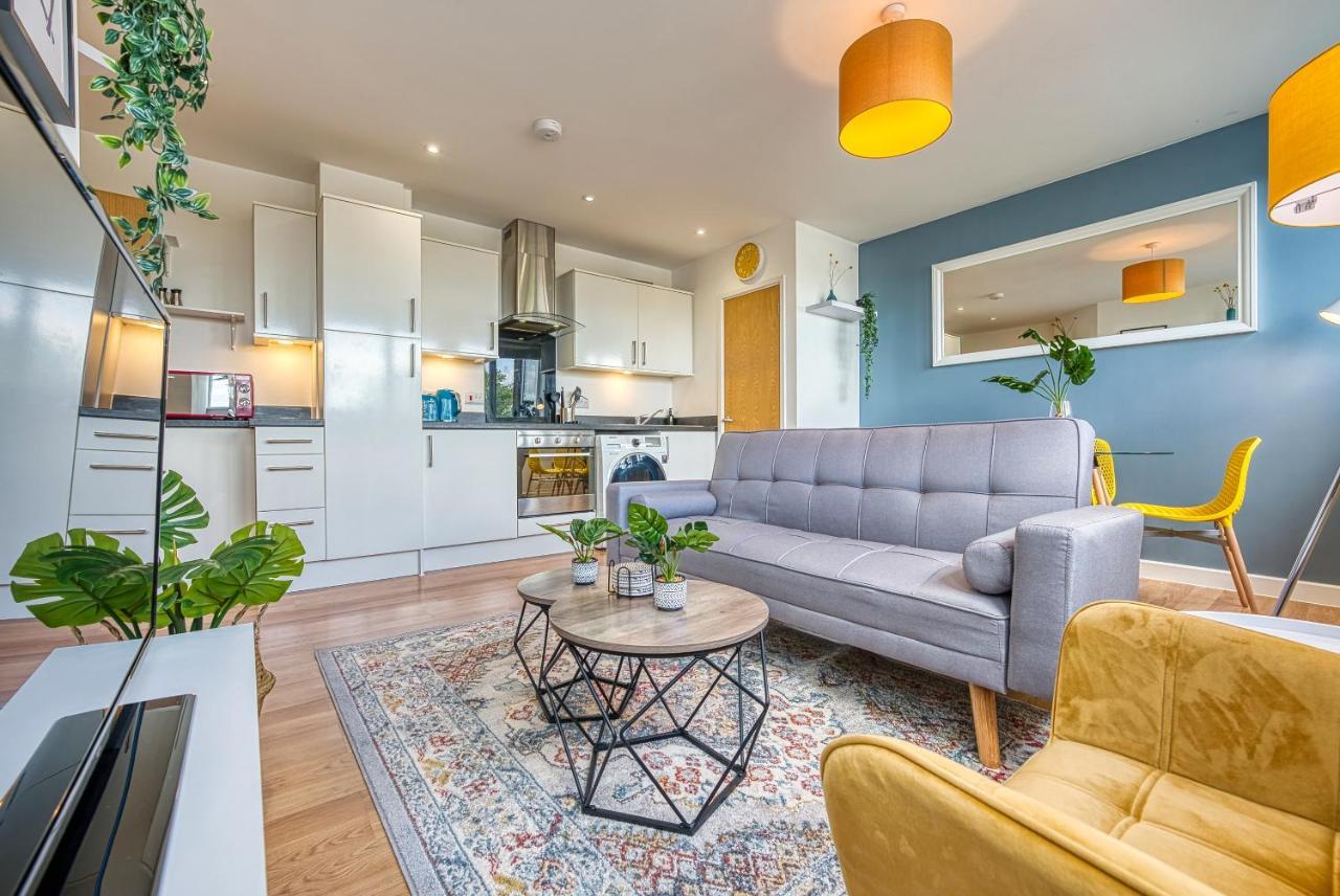 Stylish 2 Bed Flat In By 20property Short Lets & Serviced *
