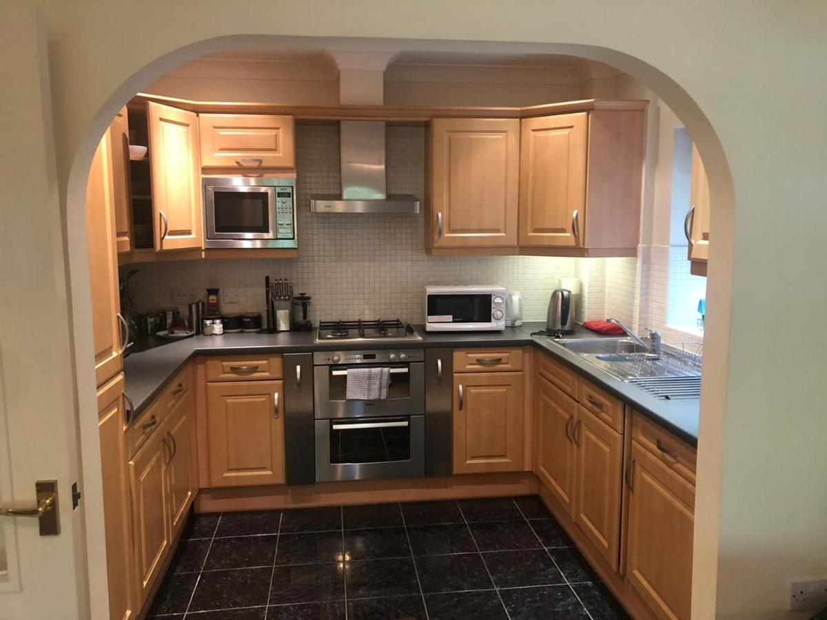 Lovely 2 Bedroom 2 Baths Flat With Free Parking Apartment