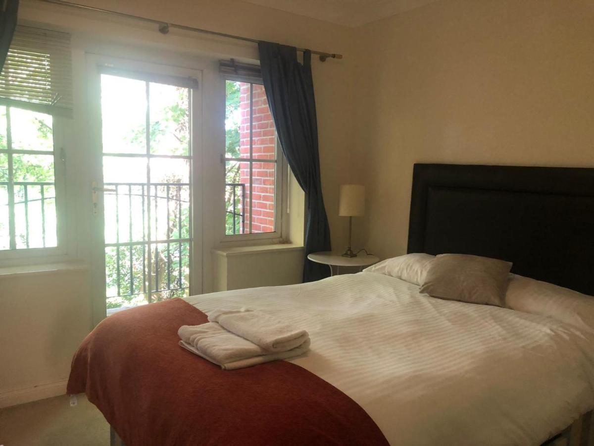 Lovely 2 Bedroom 2 Baths Flat With Free Parking Basingstoke