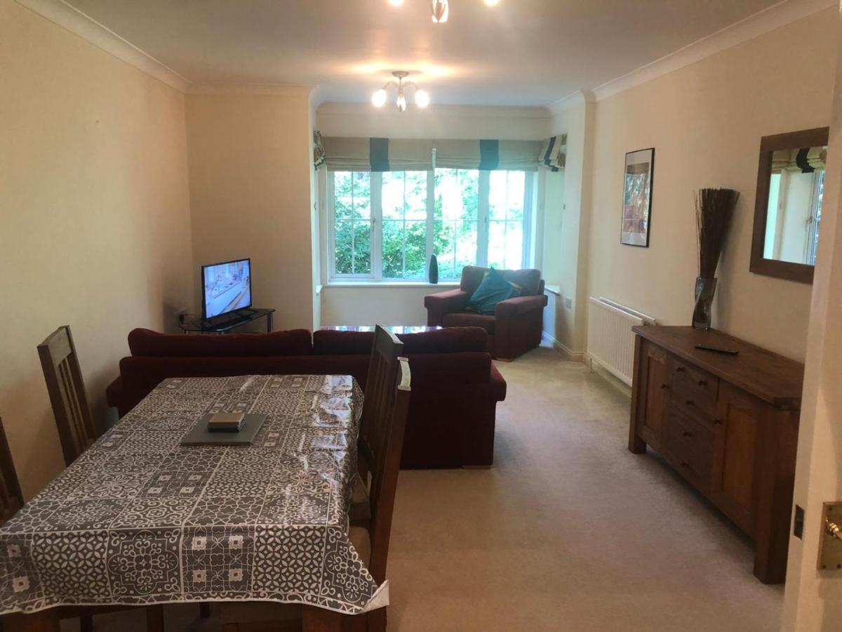 Lovely 2 Bedroom 2 Baths Flat With Free Parking *