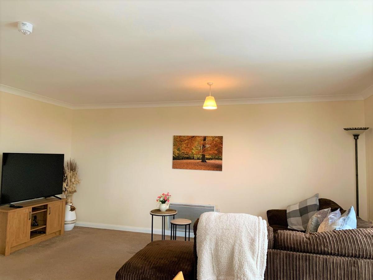 Cosy 2 Bed Flat Near Train Station With Free Parking! Apartment Basingstoke