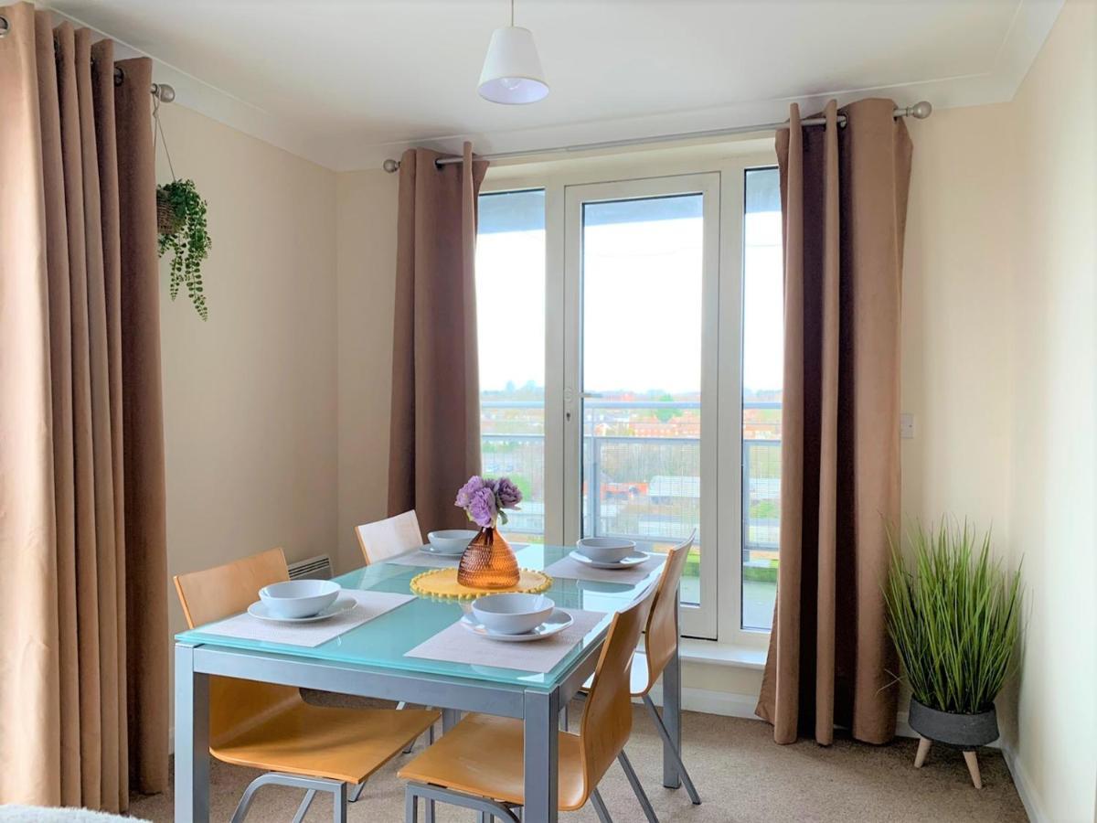 Cosy 2 Bed Flat Near Train Station With Free Parking! *