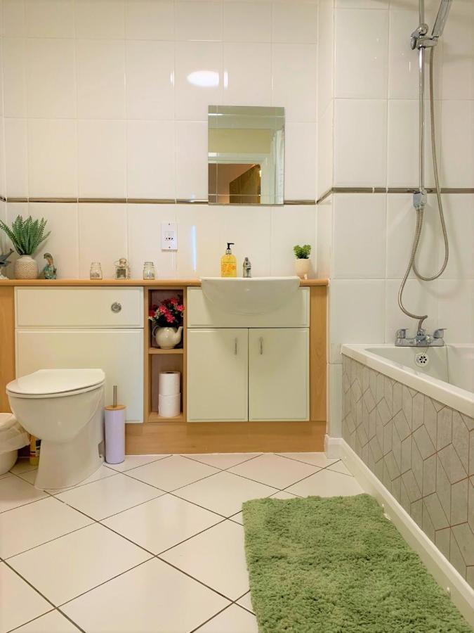 Apartment Cosy 2 Bed Flat Near Train Station With Free Parking! *