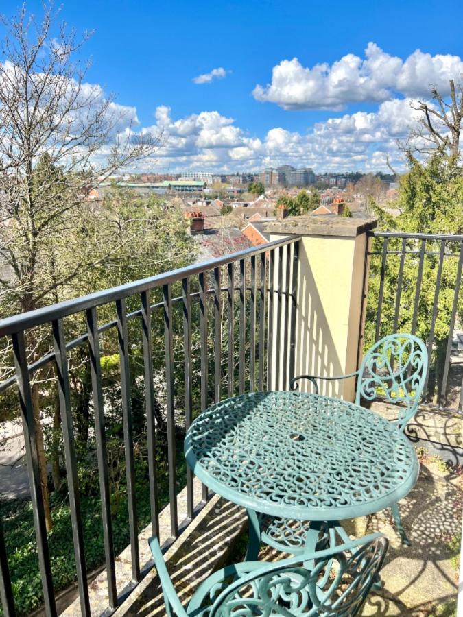 2 Bed Serviced With Balcony, Free Parking, Wifi & Netflix In *