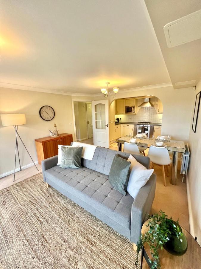 2 Bed Serviced With Balcony, Free Parking, Wifi & Netflix In Basingstoke