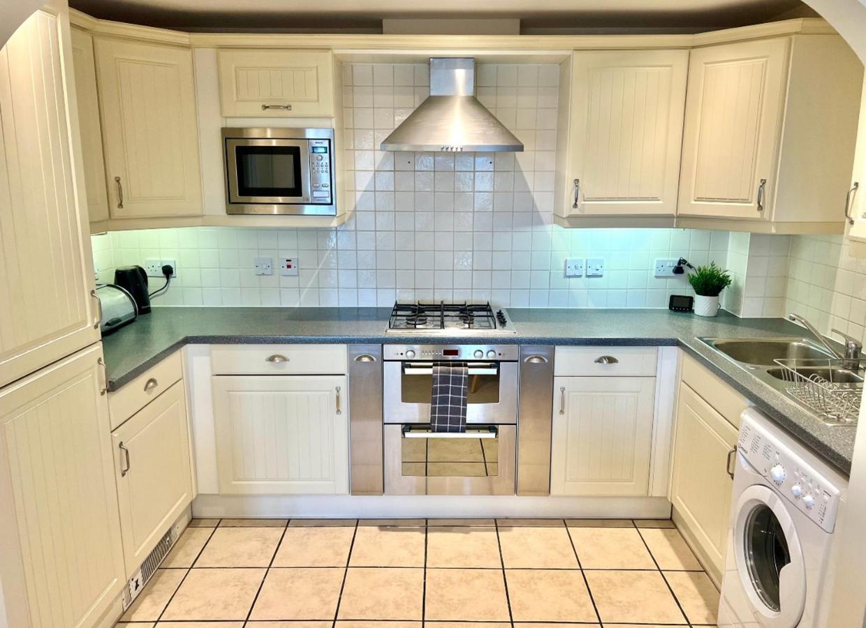 2 Bed Serviced With Balcony, Free Parking, Wifi & Netflix In *