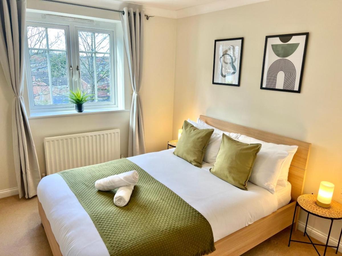 Apartamento 2 Bed Serviced With Balcony, Free Parking, Wifi & Netflix In