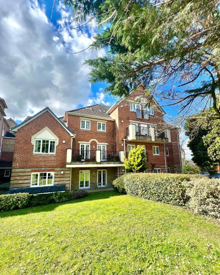 2 Bed Serviced With Balcony, Free Parking, Wifi & Netflix In Apartamento Basingstoke