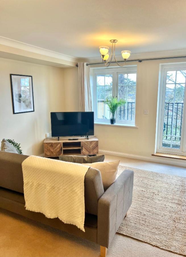 2 Bed Serviced With Balcony, Free Parking, Wifi & Netflix In