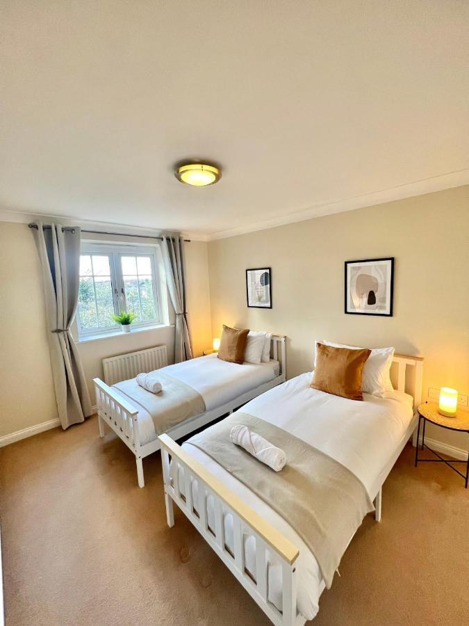 2 Bed Serviced With Balcony, Free Parking, Wifi & Netflix In Apartamento Basingstoke