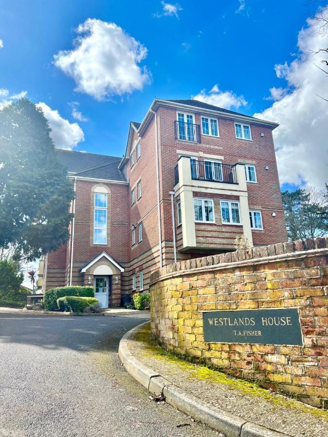 2 Bed Serviced With Balcony, Free Parking, Wifi & Netflix In