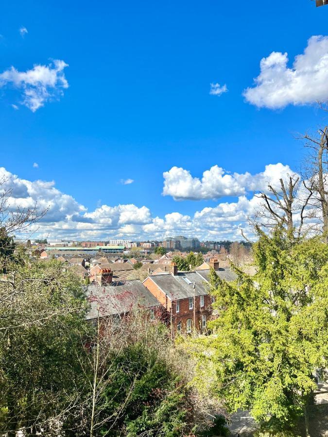 2 Bed Serviced With Balcony, Free Parking, Wifi & Netflix In Apartamento Basingstoke