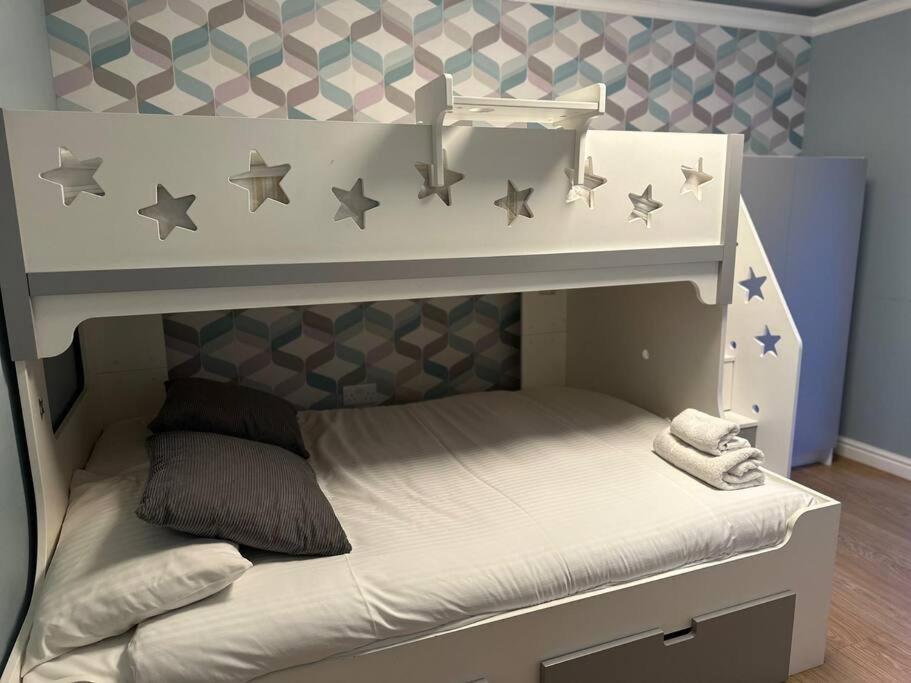 Stunning 4-bedroom * Basingstoke