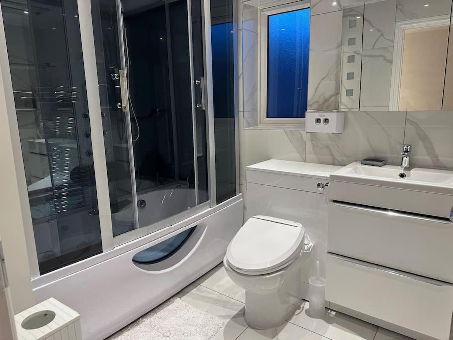 Stunning 4-bedroom Apartamento Basingstoke