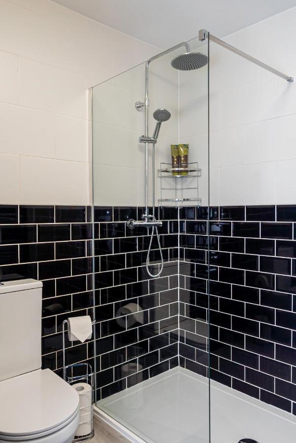 8 Beds, 3 Baths Perfect For Contractors & Teams Casa de férias Basingstoke