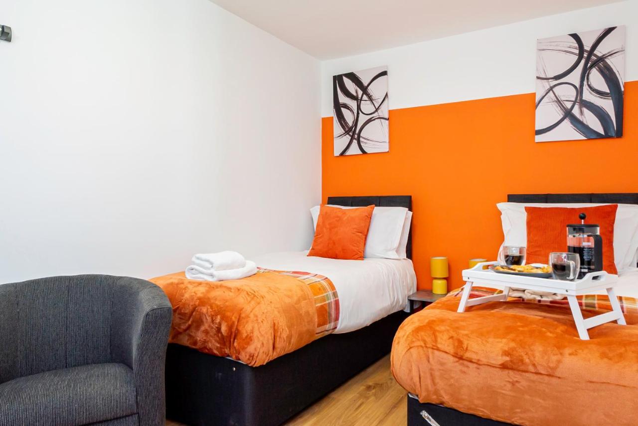 8 Beds, 3 Baths Perfect For Contractors & Teams Casa de férias Basingstoke