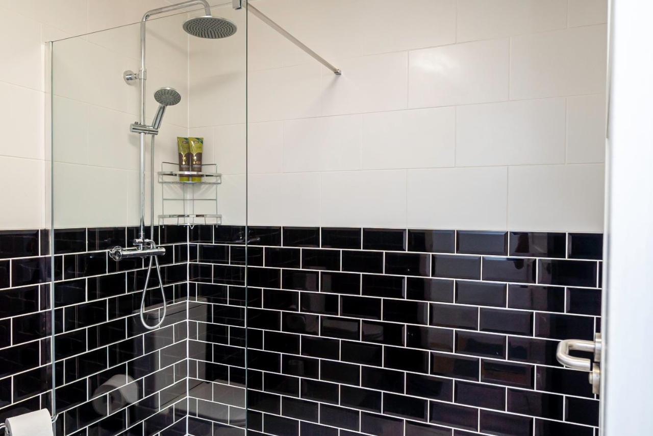 8 Beds, 3 Baths Perfect For Contractors & Teams Casa de férias Basingstoke
