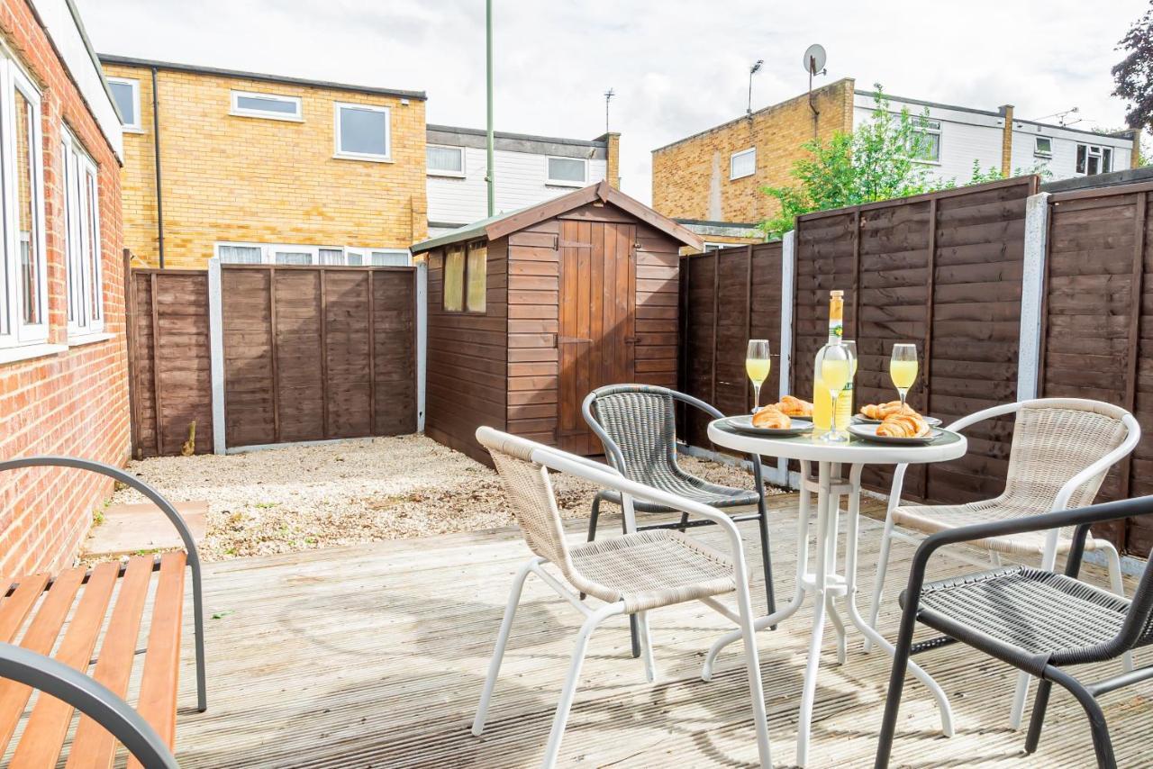 8 Beds, 3 Baths Perfect For Contractors & Teams Casa de férias Basingstoke