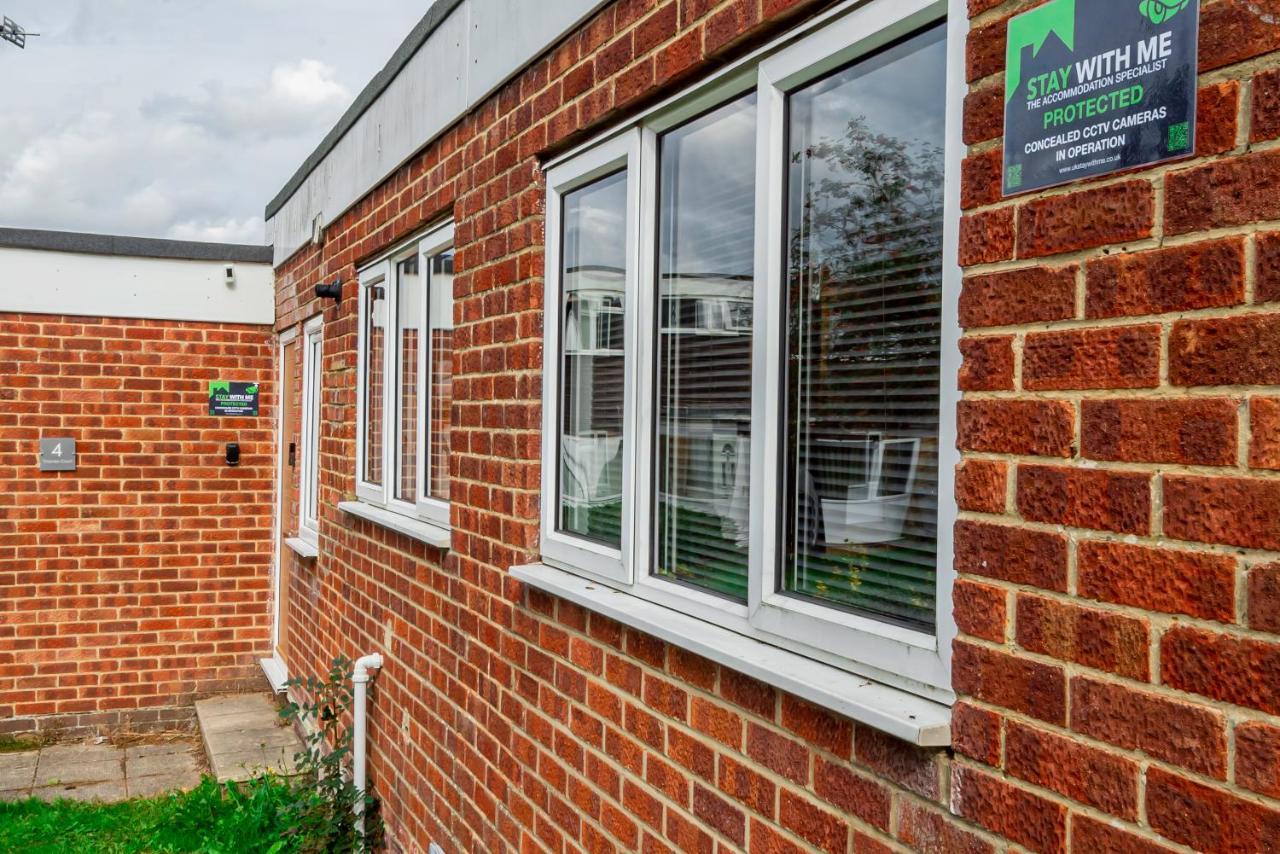 8 Beds, 3 Baths Perfect For Contractors & Teams Casa de férias Basingstoke