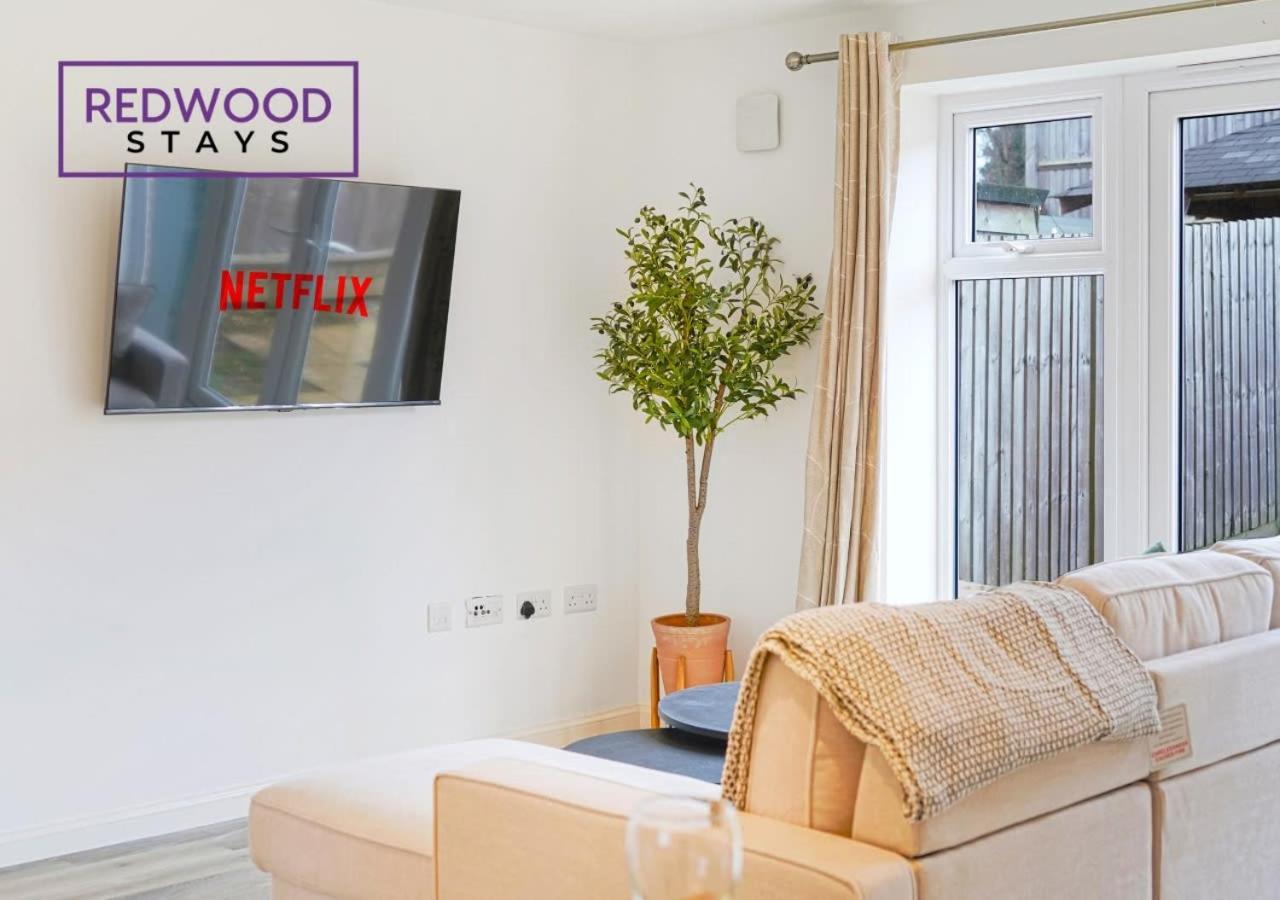 Brand New! 3 Bed 2 Bath House, Near Hospital, With Free X2 Parking & Wi-fi By Redwood