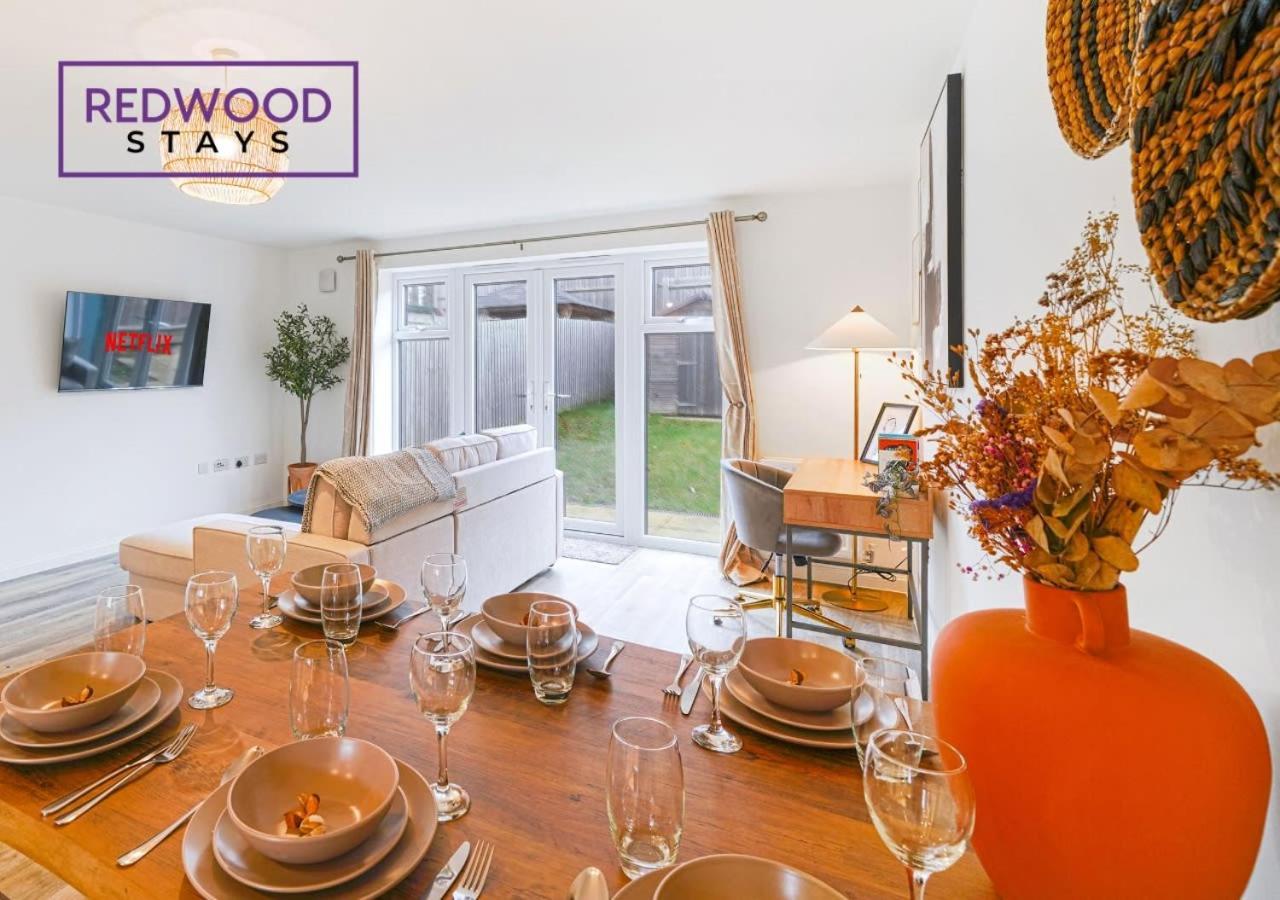 Holiday home Brand New! 3 Bed 2 Bath House, Near Hospital, With Free X2 Parking & Wi-fi By Redwood *