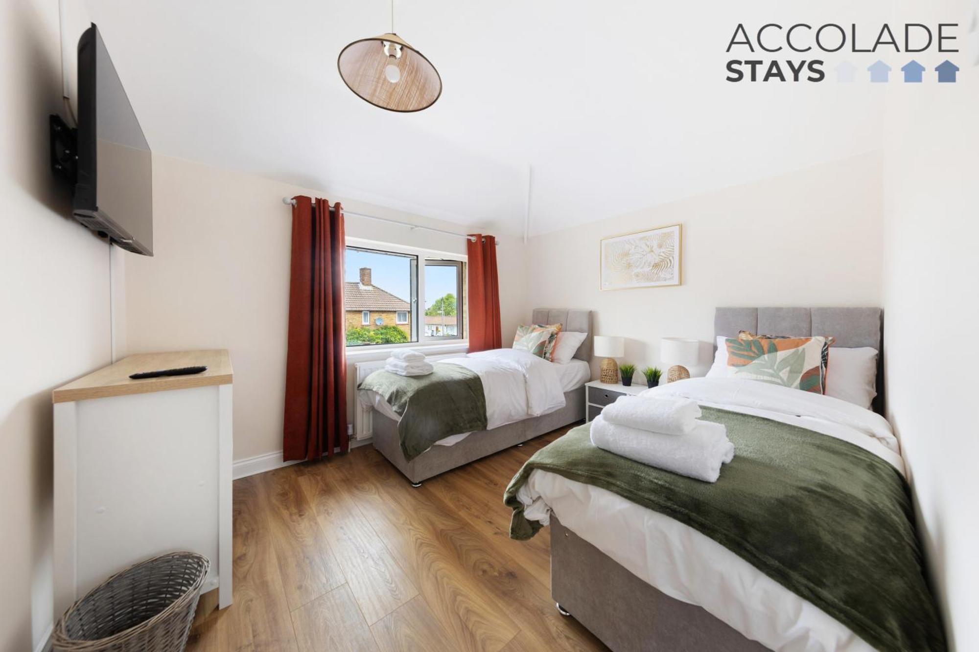 Holiday home 3 Bed, 2 Bath, Sleeps 6, With Free Parking & Wifi, Ideal For Contractors And Families *